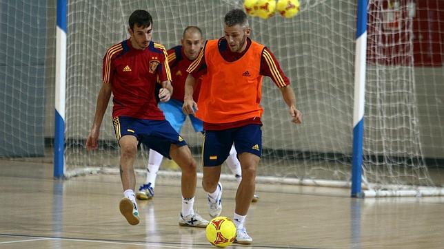 اسپانیا از بازی در زمین های کوچک در تمرین استفاده می کند