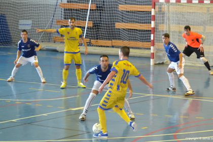 El Denia Futsal atacando la defensa rival